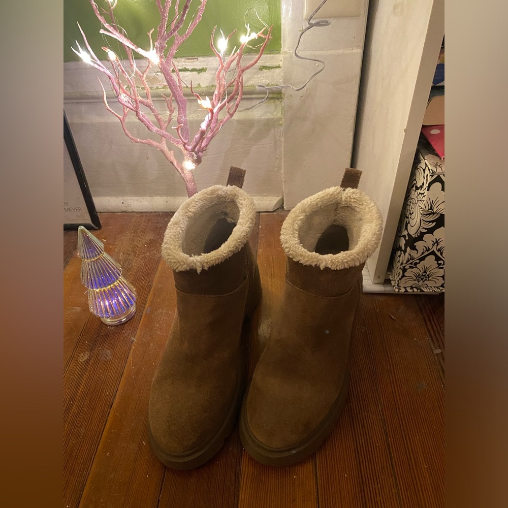 Size 8 Steve Madden Women’s Suede Sherpa Lined Booties
